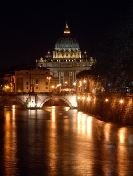 Vista notturna della basilica di San Pietro e di Roma illuminate da Areti