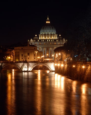L'illuminazione pubblica di Areti illumina la Basilica di San Pietro e Lungotevere