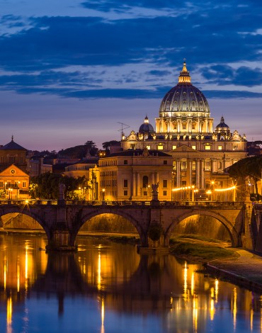 Roma al crepuscolo, illuminata dalle luci di Areti