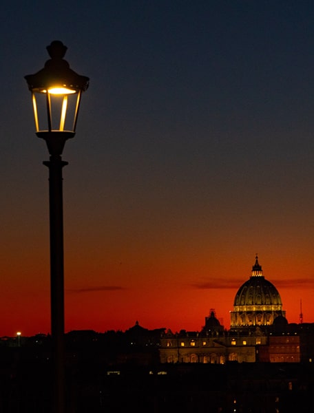 Roma al tramonto città dove Areti gestisce il servizio di illuminazione pubblica