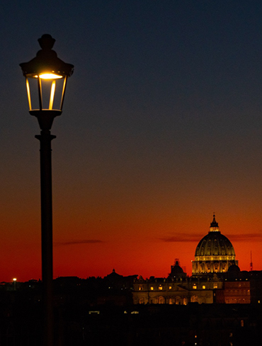 Immagine di Roma al tramonto dove Areti si occupa dell'illuminazione pubblica