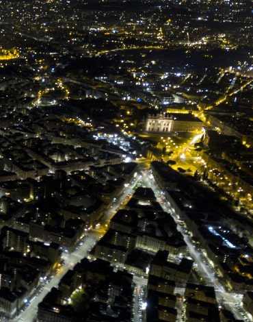 Panoramica di Roma di notte, dove Areti ha elaborato il PESSE Piano Emergenza Sicurezza Sistema Elettrico