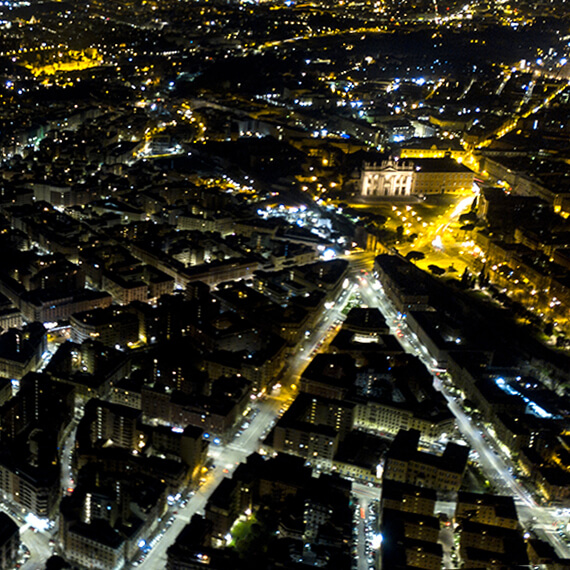 Vista panoramica di Roma di notte e delle sue luci
